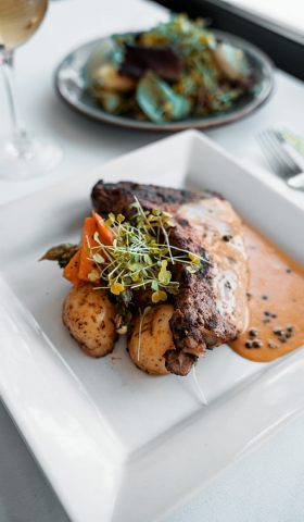 steak de surlonge sauce grand veneur avec patates et asperges