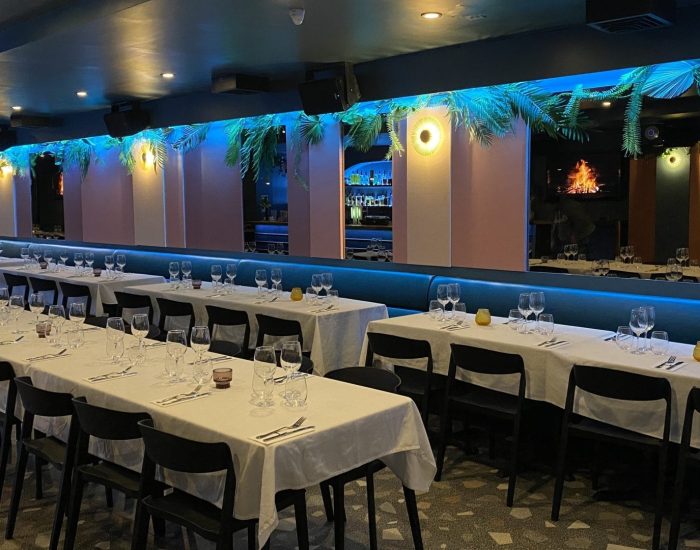 éclairage bleu de la grande salle de réception du Restaurant Sandhu éclairage bleu de la grande salle de réception du Restaurant Sandhu